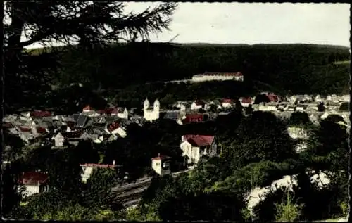 Ak Bad Gandersheim am Harz, Ansicht der Stadt, Kirchen mit Türmen, bewaldete Hügel im Hintergrund