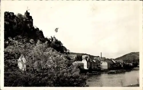 Ak Saarburg an der Saar Bezirk Trier, Schwarze, idyllische Flusslandschaft, alte Gebäude, Burg...