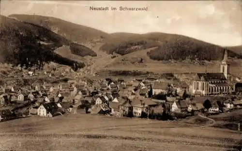 Ak Neustadt im Schwarzwald,  Berge im Hintergrund, Häuser im Vordergrund