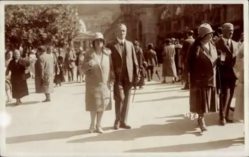 Foto Ak Mariánské Lázně Marienbad Region Karlsbad, Kurgäste auf der Promenade