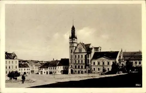 Ak Hustopeče Auspitz Südmähren, Marktplatz mit Rathaus, historische Gebäude, Menschen auf der ...