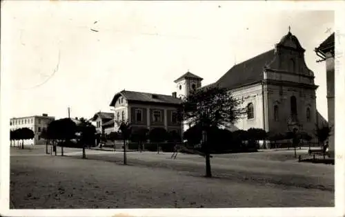 Ak Příbor Freiberg in Mähren Mährisch Schlesien, Kirche, Gebäude, Baum, Straße, historische Ar...