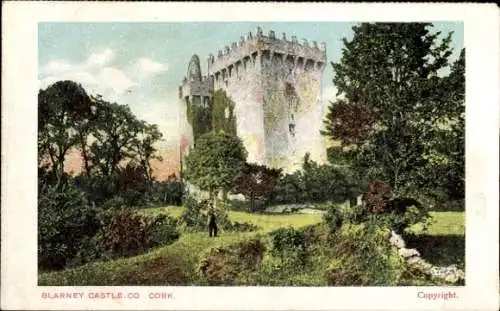 Ak Cork Irland, Blarney Castle, grüne Landschaft, Mensch im Vordergrund, historische Architektur
