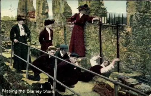 Ak Blarney Irland, Gruppe von Menschen, die den Blarney Stone küssen, historische Kulisse