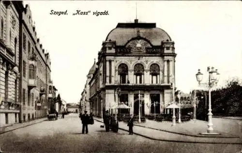 Ak Szeged Segedin Ungarn, Kass Vigadó Gebäude, Stadtansicht, Straßenlaternen, Menschen