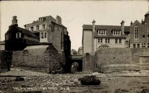 Ak Lyme Regis Dorset England, Alte Stadtmauern, historische Gebäude, Küstenansicht