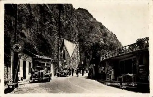 Ak Ponte San Luigi, Straße, Berg, Geschäft, Auto, Grenze