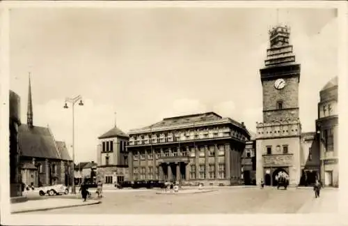 Ak Pardubice Pardubitz Stadt, Stadtplatz mit Markt, historische Gebäude, Uhrturm, Autos