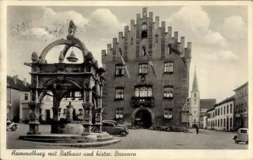 Ak Hammelburg in Unterfranken Bayern, Rathaus, historischer Brunnen, Autos, Wolken, alte Archi...