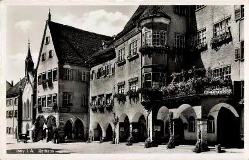 Ak Isny im Allgäu, Rathaus mit Balkonen, Blumen, historische Architektur, Stadtplatz