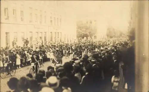 Foto Ak Aachen, Umzug mit Radfahr-Verein Pfeil aus Bochum, viele Zuschauer
