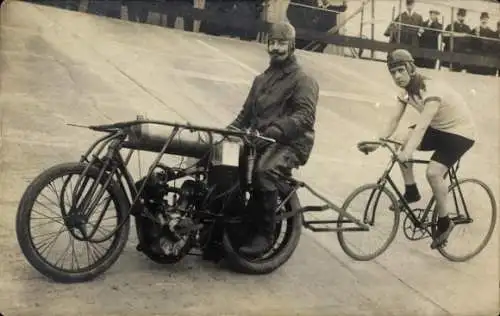 Foto Ak Radrennsport, Fahrrad, Motorrad