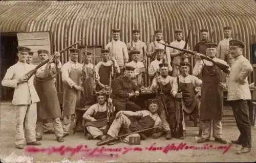 Ak Straßburg Elsass Bas Rhin, Soldaten in Uniform mit Gewehren posieren vor einer Wellblechhütte.