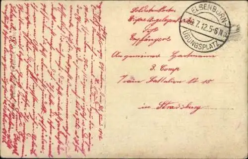 Ak Straßburg Elsass Bas Rhin, Soldaten in Uniform mit Gewehren posieren vor einer Wellblechhütte.