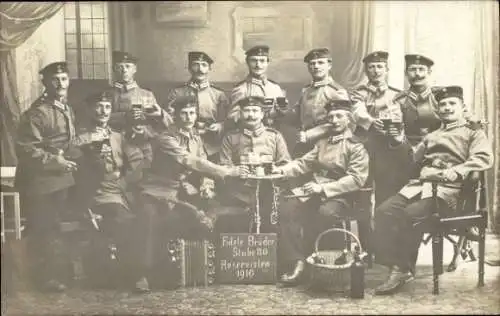 Foto Ak Deutsche Soldaten in Uniformen, Reservisten 1910, Kaiserzeit