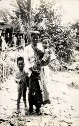 Ak Malaysia, Frau mit Kindern