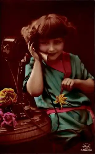 Ak Mädchen beim Telefonieren, Telefon, Blumen