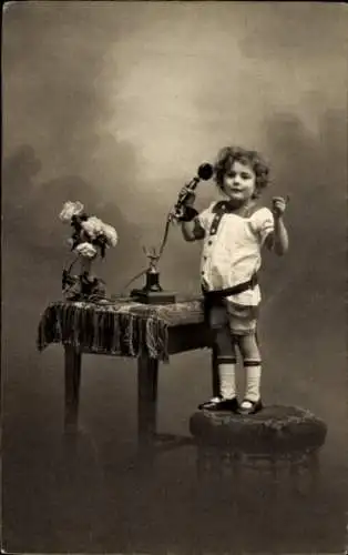 Ak Kind beim Telefonieren, Telefon, Blumen