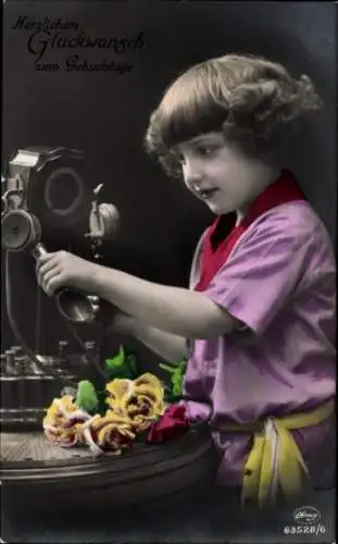 Ak Glückwunsch Geburtstag, Mädchen beim Telefonieren, Telefon, Blumen