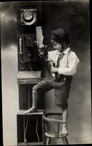 Ak Junge beim Telefonieren, Telefon