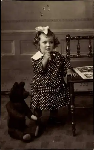 Foto Ak Mädchen in gepunktetem Kleid, Teddy
