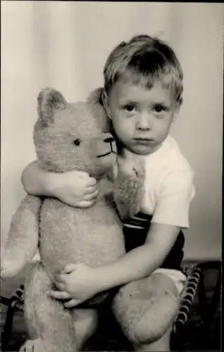 Foto Junge mit Teddy, Porträt