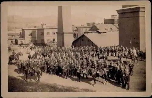 Kabinett Foto Wałbrzych Waldenburg Schlesien, Soldatenkompanie auf einem Platz