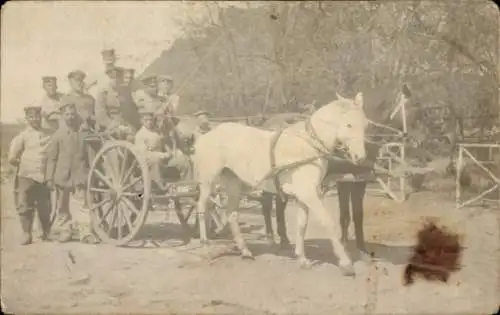 Foto Ak Deutsche Soldaten in Uniformen, Kutsche, Pferd, I. WK