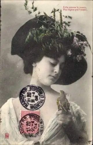 Ak Frau hält Taube in der Hand, Porträt, Hut