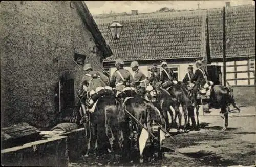 Ak Deutsches Heer, Dragoner- und Ulanen-Patrouille am Eingang des Dorfes