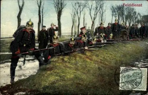 Ak Soldaten in Uniformen mit Gewehren, Felddienst