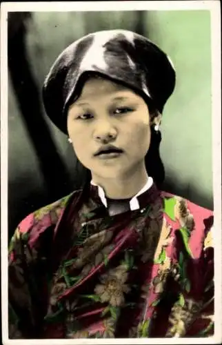Ak Vietnam, Junge Frau in Volkstracht, Porträt