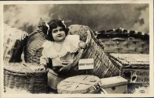 Foto Ak Mädchen-Porträt, Körbe, Schachtel