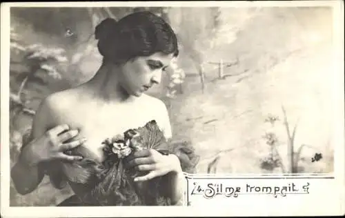 Ak Frau-Porträt, Dekolleté, Gebundene Haare, Blumen