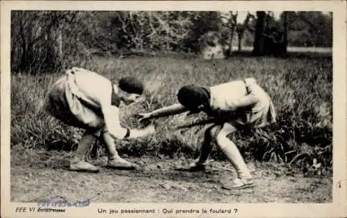 CPA Un jeu passionnant, Qui prendra le foulard