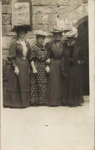 Foto Ak Frauen stehen vor einem Gebäude