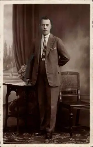 Ak Mann im Anzug, Portrait