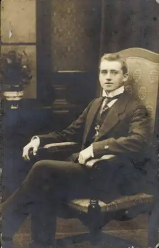 Foto Ak Mann im Anzug, Portrait