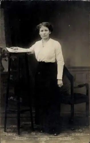 Ak Strasbourg Straßburg Elsass Bas Rhin, Eine junge Frau steht neben einem Stuhl.