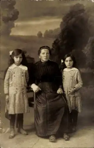 Foto Ak Frau mit Kindern, Gruppenfoto