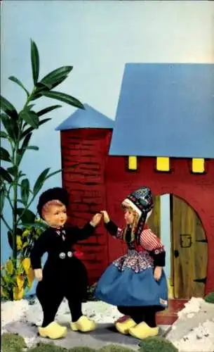 Ak Holland Michigan USA, Zwei Personen in Tracht vor einem Haus.