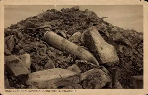 Ak Craonne Aisne, Ein Blindgänger amerikanischer Munition liegt auf einem Trümmerhaufen.