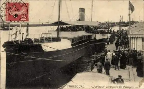 Ak Cherbourg Manche, Hafenansicht mit Schiff, Menschenmenge auf dem Kai, Gebäude im Hintergrund