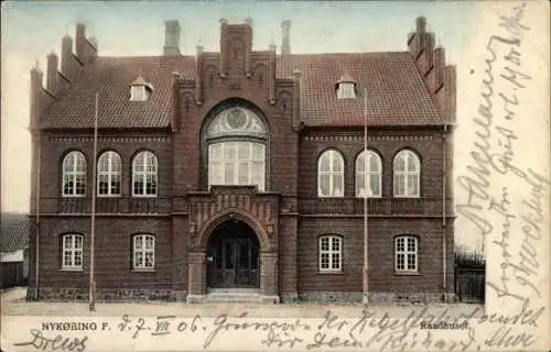 Ak Nyköbing Nykøbing Falster Dänemark, Rathaus von Nykøbing F., Architektur, Ziegelbau, Flaggen