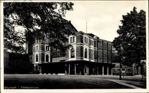 Ak Bayreuth in Oberfranken, Festspielhaus, historische Architektur, Bäume im Vordergrund