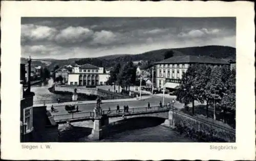 Ak Siegen in Westfalen, Stadtansicht, Siegbrücke, Gebäude, Bäume, Wolken, Schwarz-Weiß-Foto