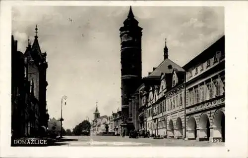 Ak Domažlice Taus Region Pilsen, Schwarz-Weiß-Bild, historische Gebäude, Wasserturm, Straßenszene