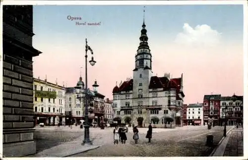 Ak Opava Troppau Region Mährisch Schlesien, Stadtplatz mit Rathaus, Zierraum, Bäume, Menschen,...