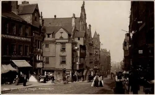 Ak Edinburgh Schottland, Alte Gebäude, Straßenansicht, Menschen auf der Straße, Geschäfte