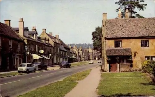 Ak Broadway Worcestershire England, Straße mit Häusern, Autos, Bäume, ländliche Szenerie